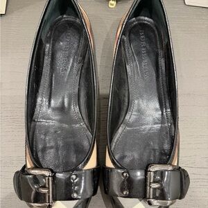 Burberry Women's Black and Cream Flats